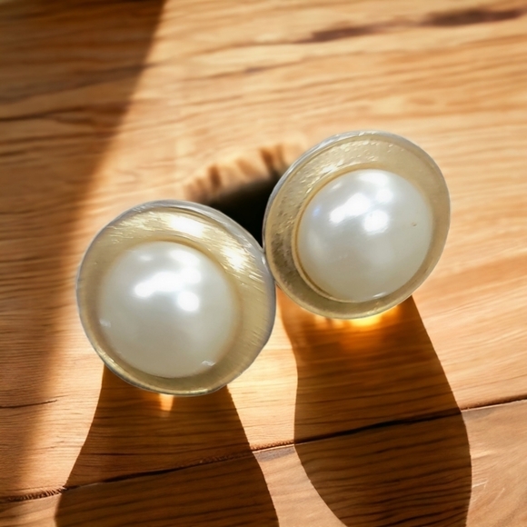 Jewelry - Pearl and Gold earrings